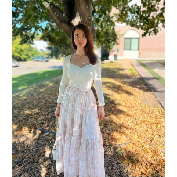 Top. Sweater. Blouse. - Picture 2 of 5